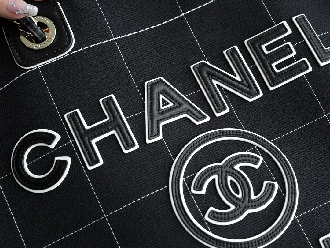 샤넬 맥시 쇼핑백 블랙(골드)