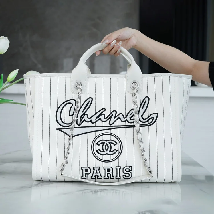 샤넬 맥시 쇼핑백 화이트