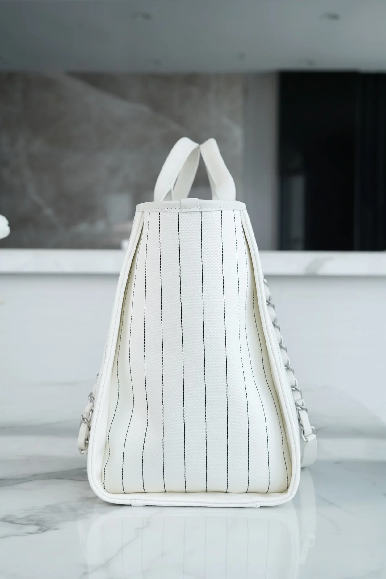 샤넬 맥시 쇼핑백 화이트