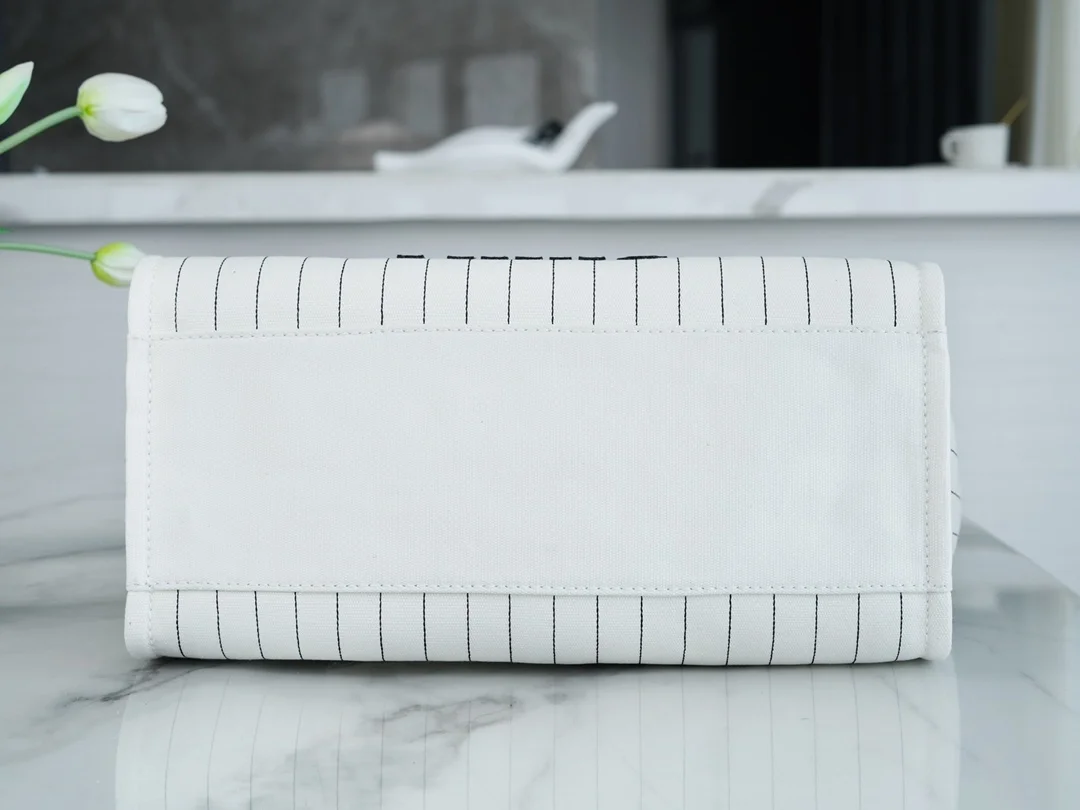 샤넬 맥시 쇼핑백 화이트