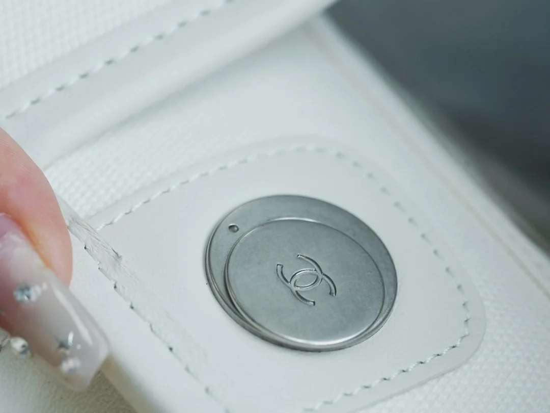 샤넬 맥시 쇼핑백 화이트