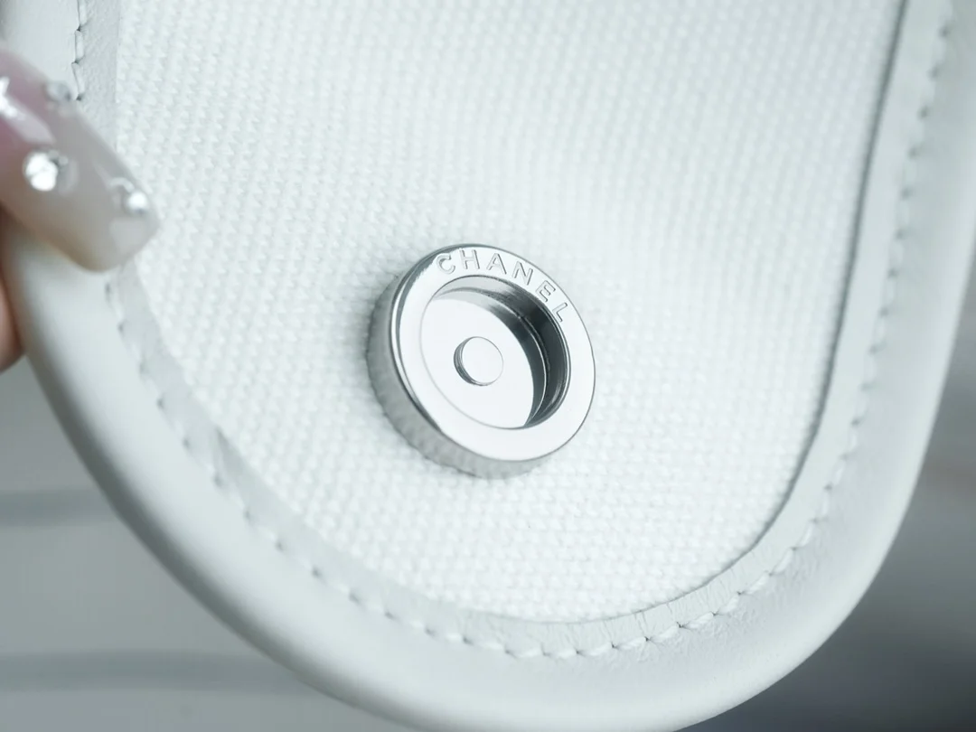 샤넬 맥시 쇼핑백 화이트