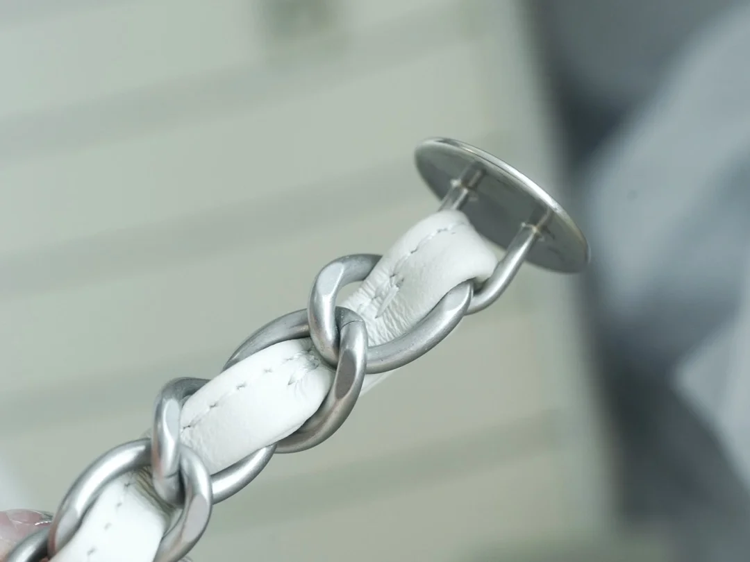 샤넬 맥시 쇼핑백 화이트