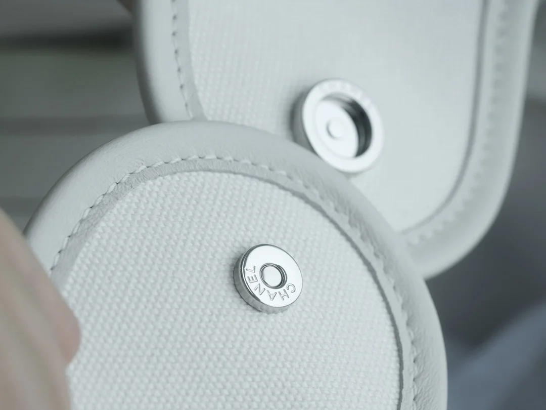 샤넬 맥시 쇼핑백 화이트