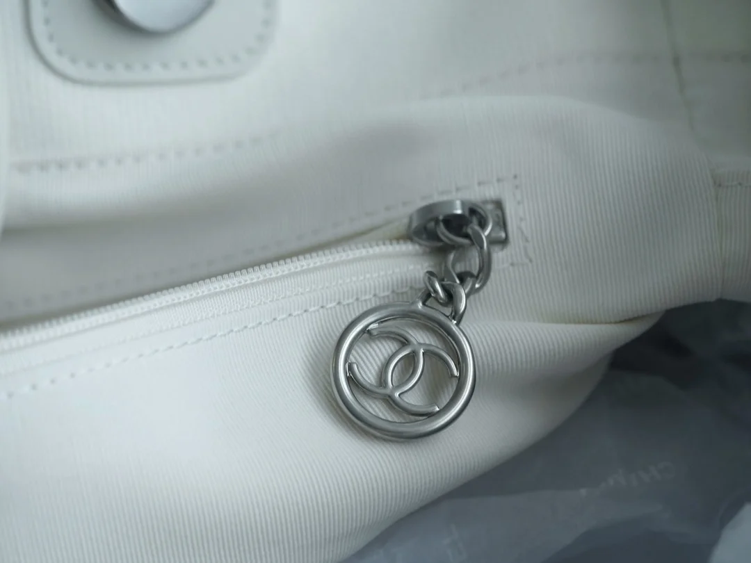 샤넬 맥시 쇼핑백 화이트