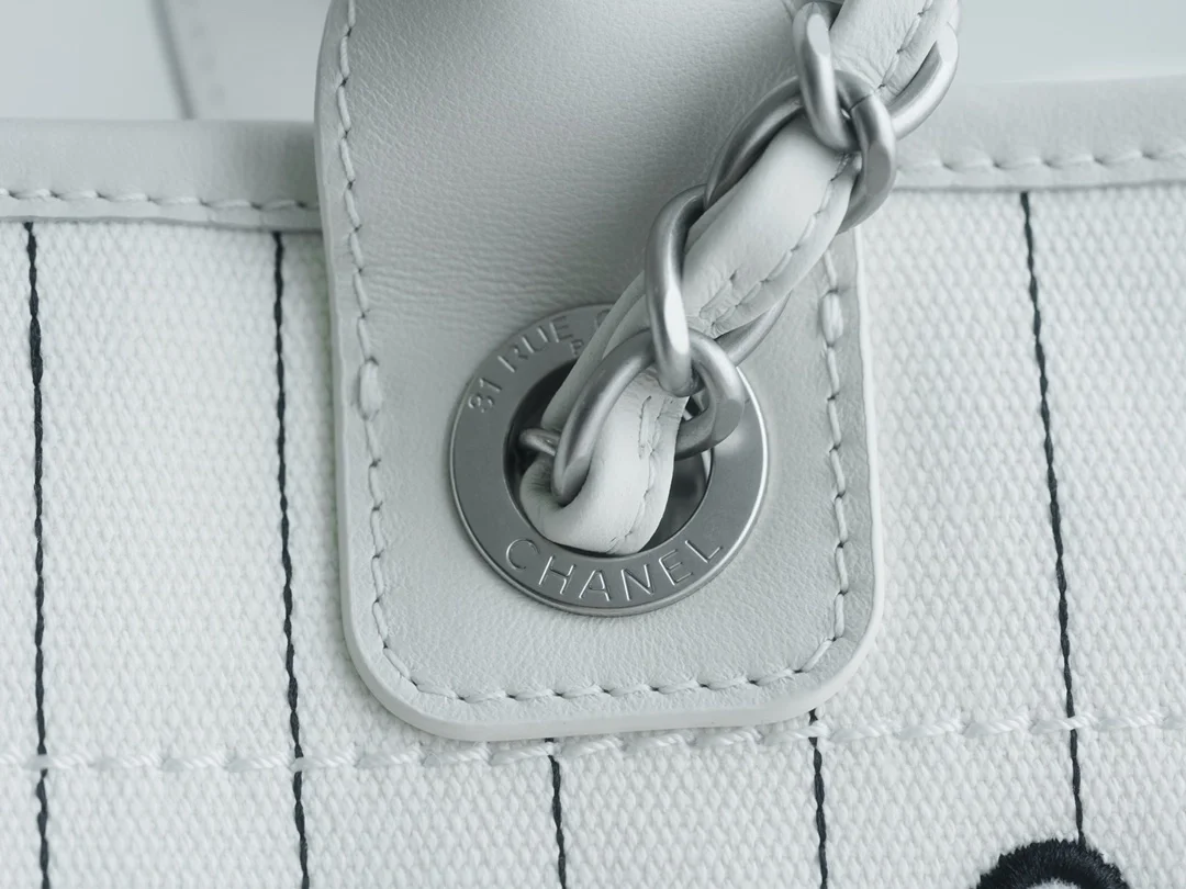 샤넬 맥시 쇼핑백 화이트