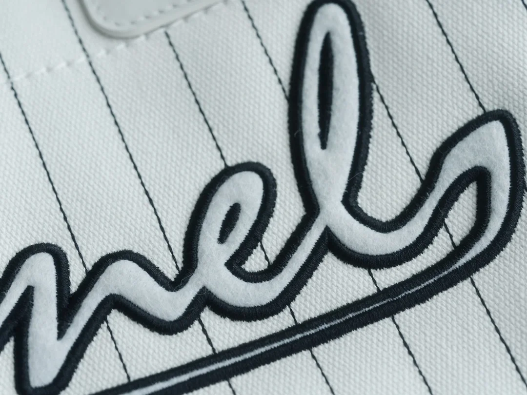 샤넬 맥시 쇼핑백 화이트