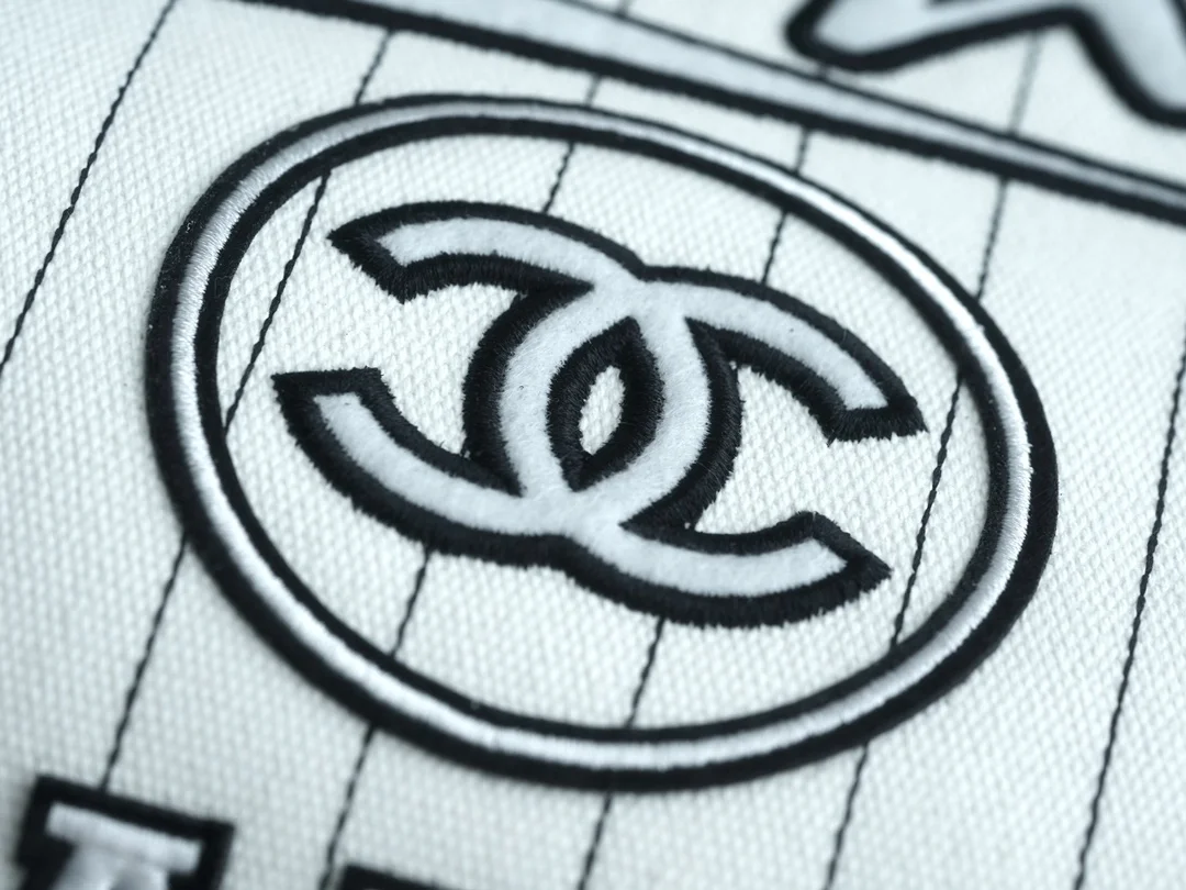 샤넬 맥시 쇼핑백 화이트