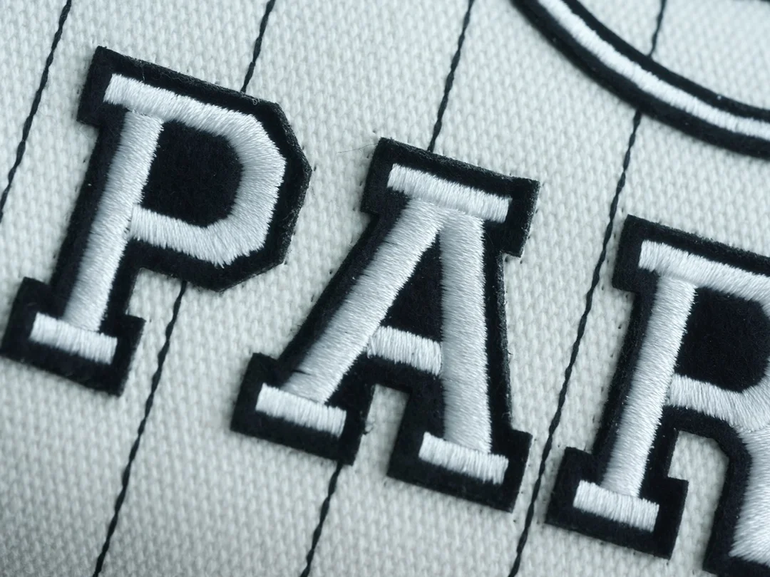 샤넬 맥시 쇼핑백 화이트