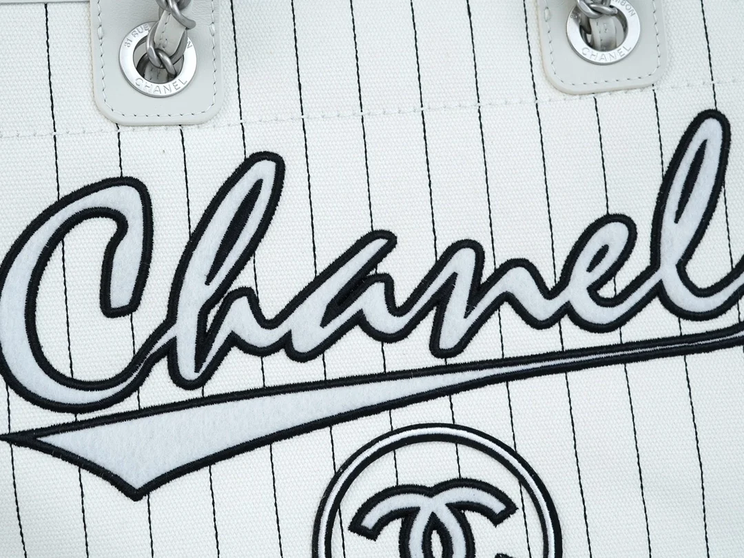 샤넬 맥시 쇼핑백 화이트