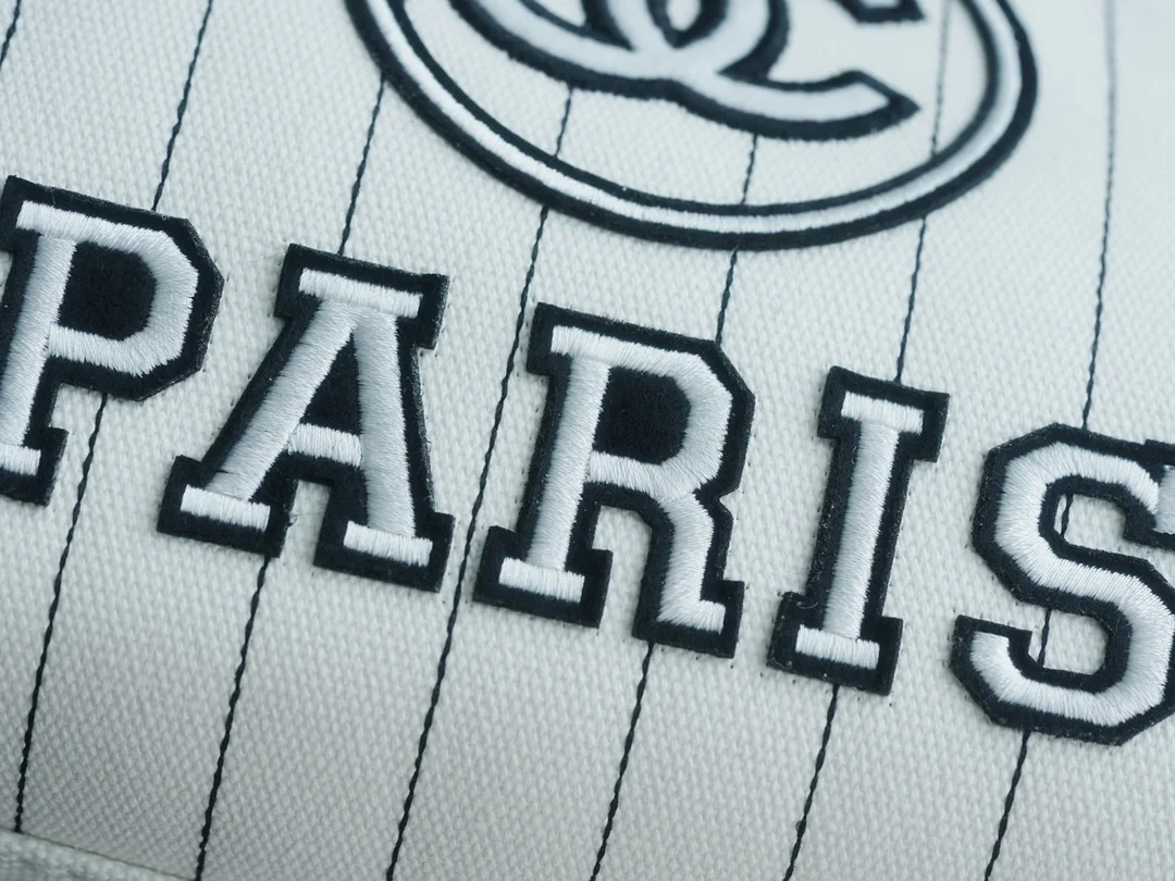 샤넬 맥시 쇼핑백 화이트