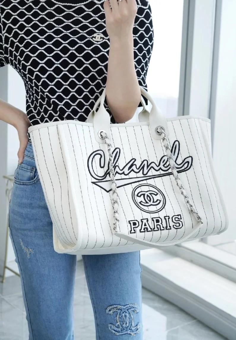 샤넬 맥시 쇼핑백 화이트