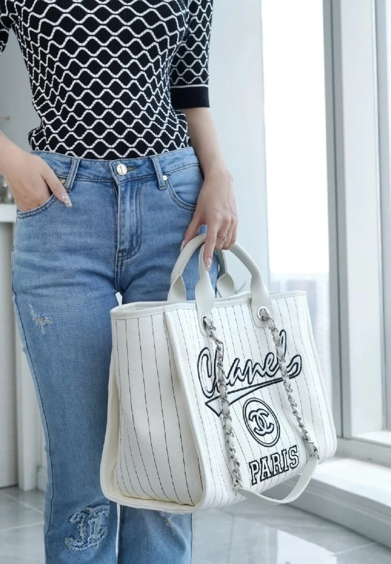 샤넬 맥시 쇼핑백 화이트