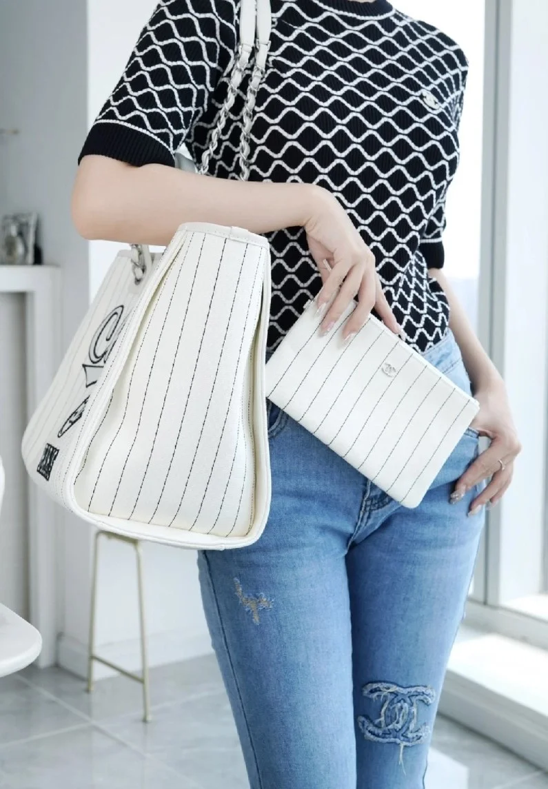 샤넬 맥시 쇼핑백 화이트