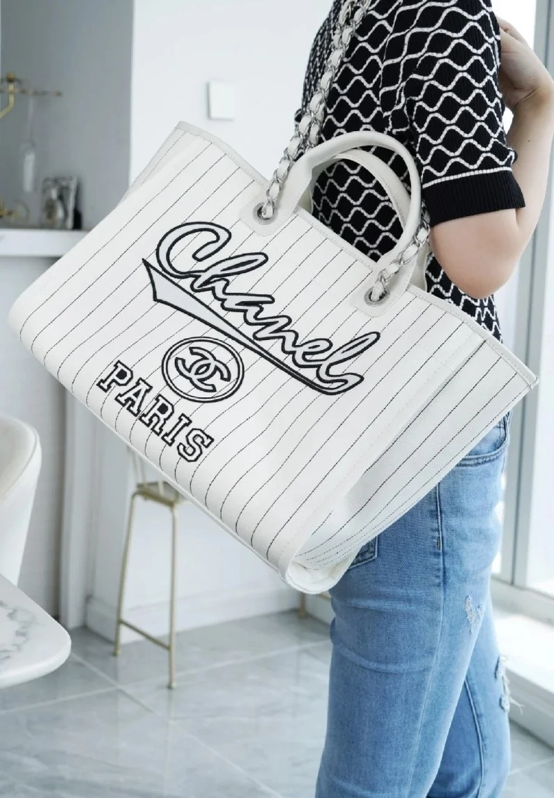 샤넬 맥시 쇼핑백 화이트