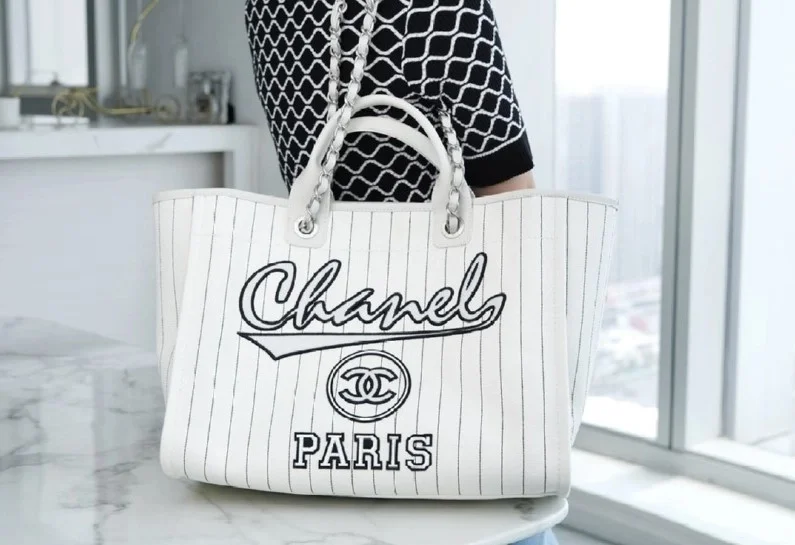 샤넬 맥시 쇼핑백 화이트