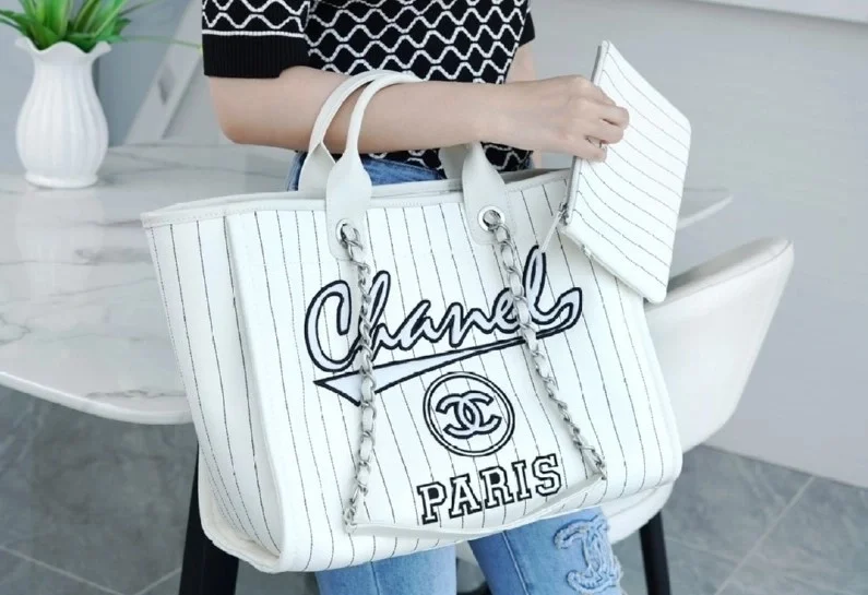 샤넬 맥시 쇼핑백 화이트