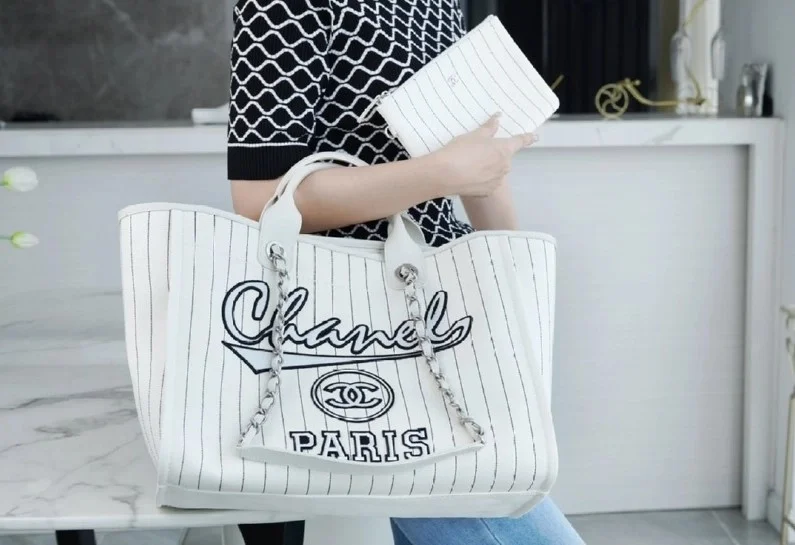 샤넬 맥시 쇼핑백 화이트