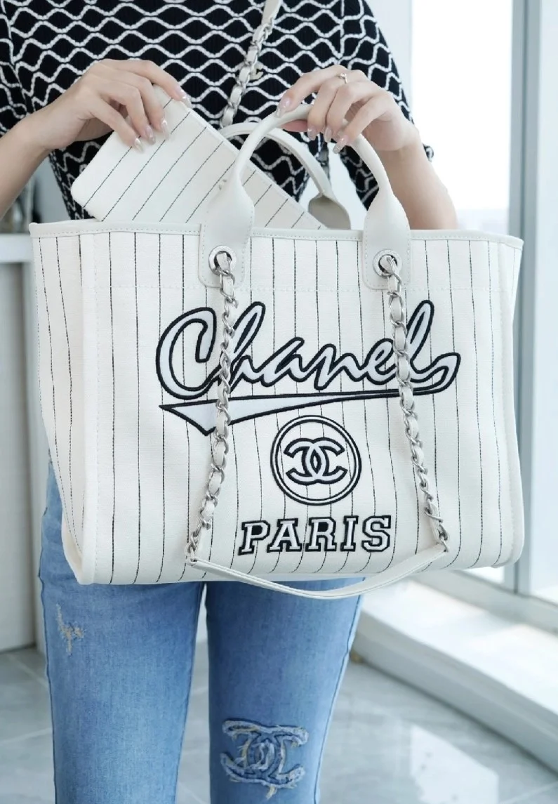 샤넬 맥시 쇼핑백 화이트