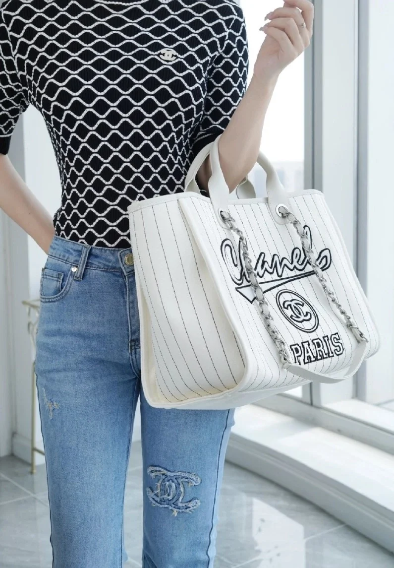 샤넬 맥시 쇼핑백 화이트