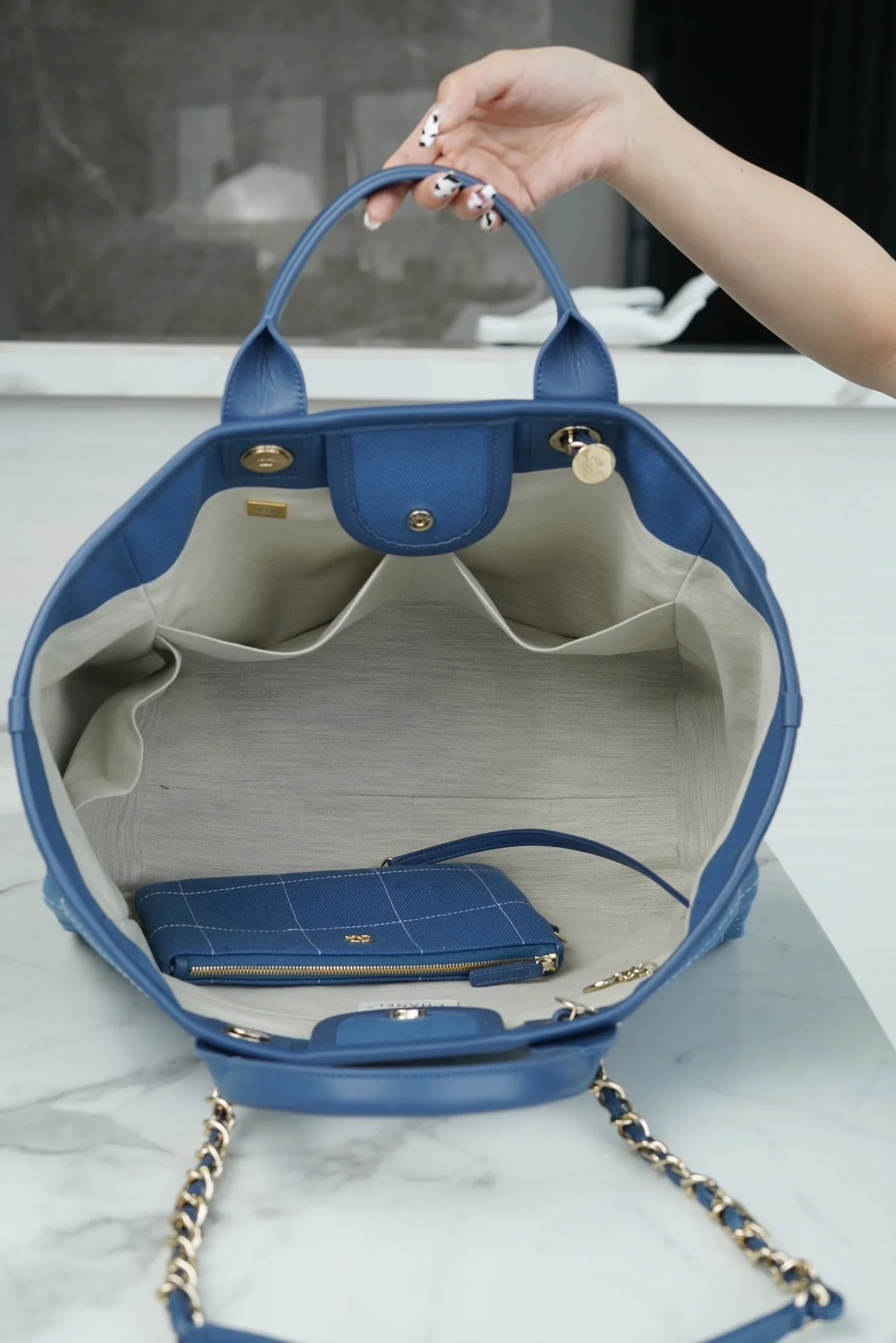 샤넬 맥시 쇼핑백 블루