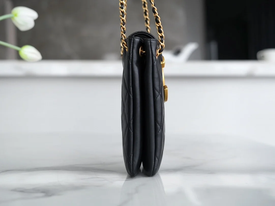 샤넬 24C 크루즈 레트로 라지 램스킨 블랙