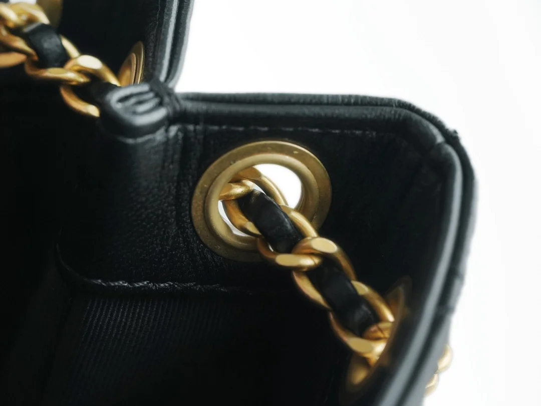 샤넬 24C 크루즈 레트로 라지 램스킨 블랙