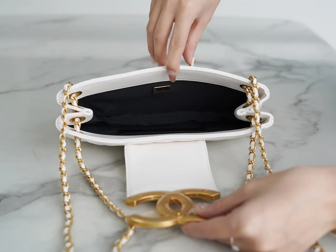 샤넬 24C 크루즈 메신저 백 라지 빅로고 화이트