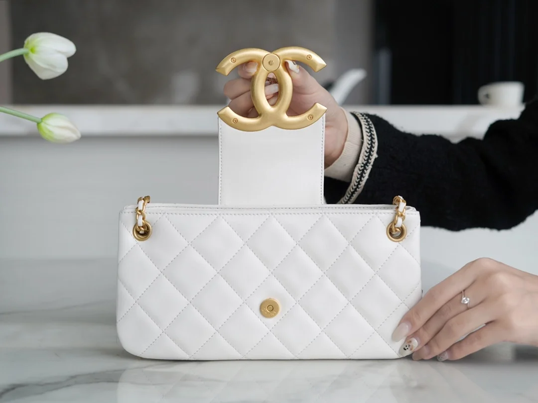 샤넬 24C 크루즈 메신저 백 라지 빅로고 화이트
