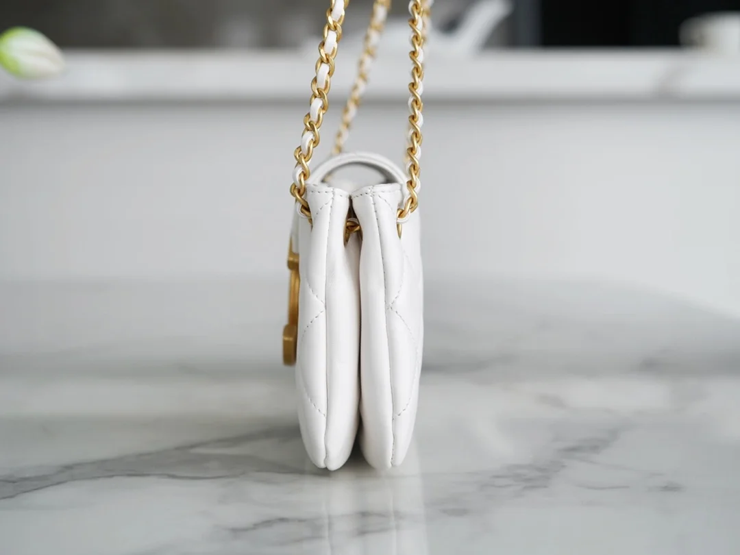 샤넬 24C 크루즈 메신저 백 라지 빅로고 화이트