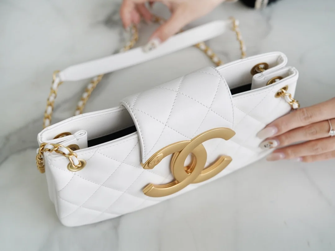 샤넬 24C 크루즈 메신저 백 라지 빅로고 화이트