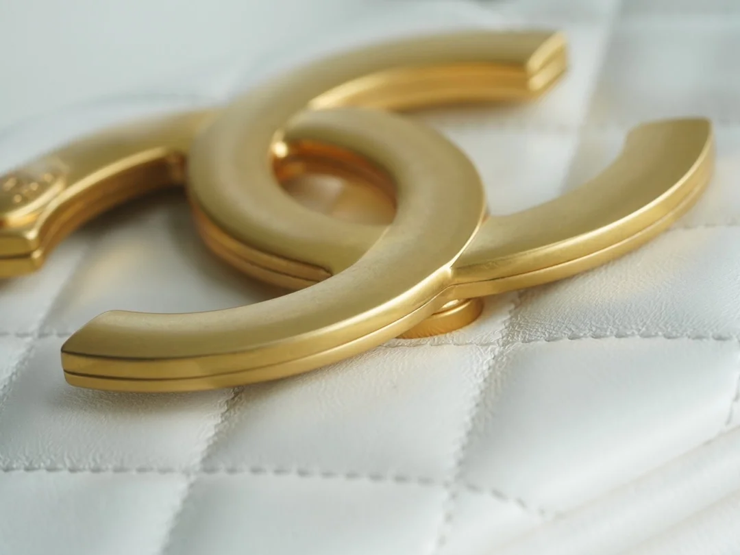 샤넬 24C 크루즈 메신저 백 라지 빅로고 화이트