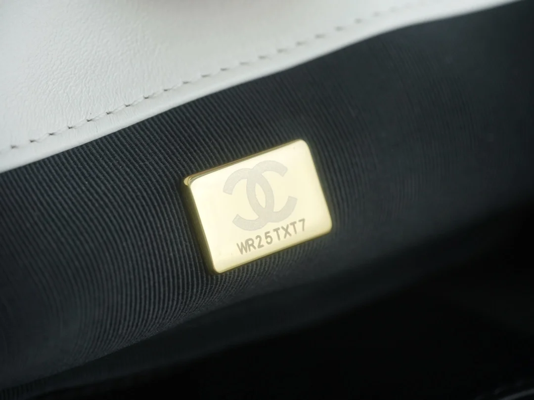 샤넬 24C 크루즈 메신저 백 라지 빅로고 화이트