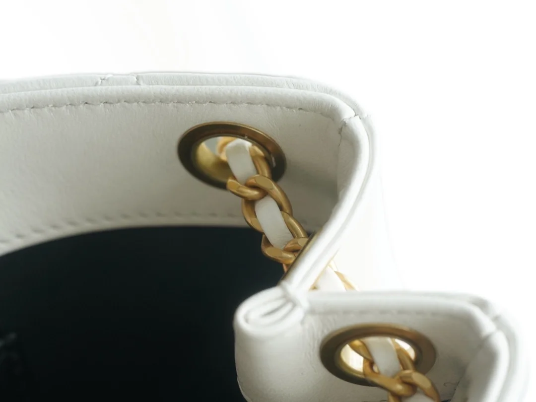 샤넬 24C 크루즈 메신저 백 라지 빅로고 화이트