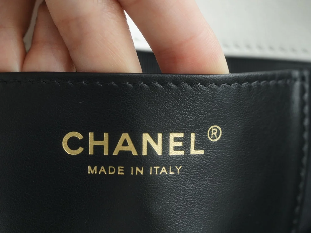 샤넬 24C 크루즈 메신저 백 라지 빅로고 화이트