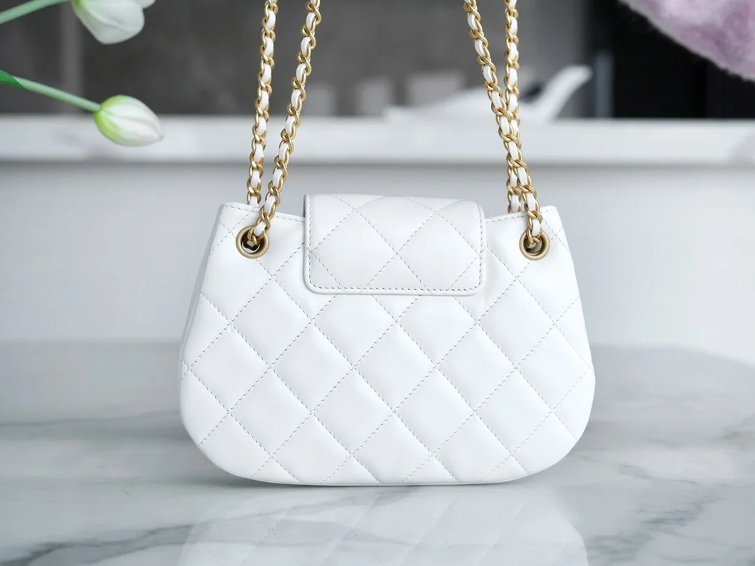 샤넬 24C 크루즈 메신저 백 스몰 빅로고 화이트