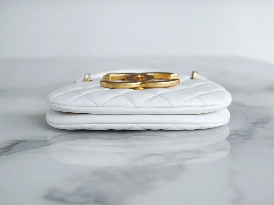 샤넬 24C 크루즈 메신저 백 스몰 빅로고 화이트