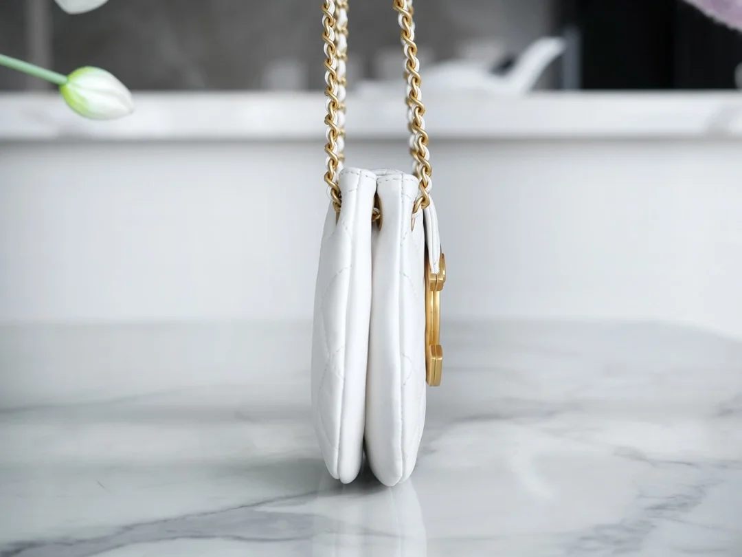 샤넬 24C 크루즈 메신저 백 스몰 빅로고 화이트