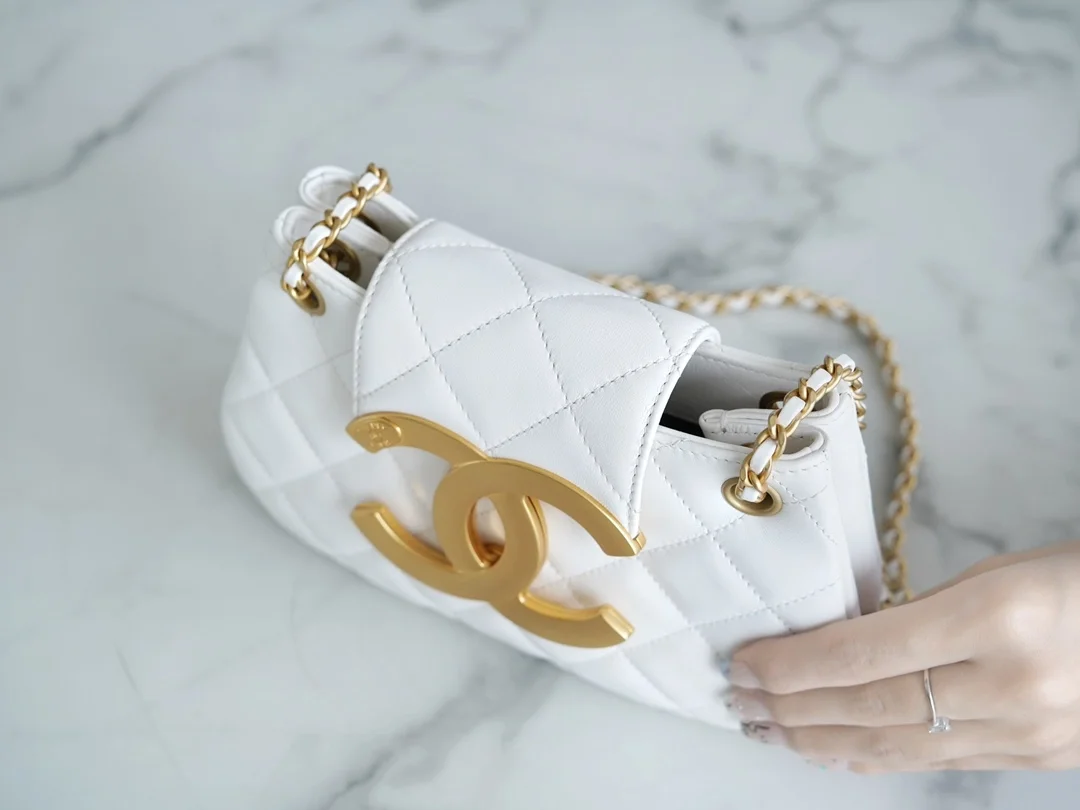 샤넬 24C 크루즈 메신저 백 스몰 빅로고 화이트