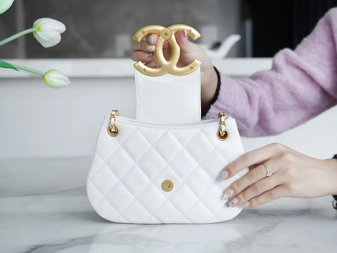 샤넬 24C 크루즈 메신저 백 스몰 빅로고 화이트