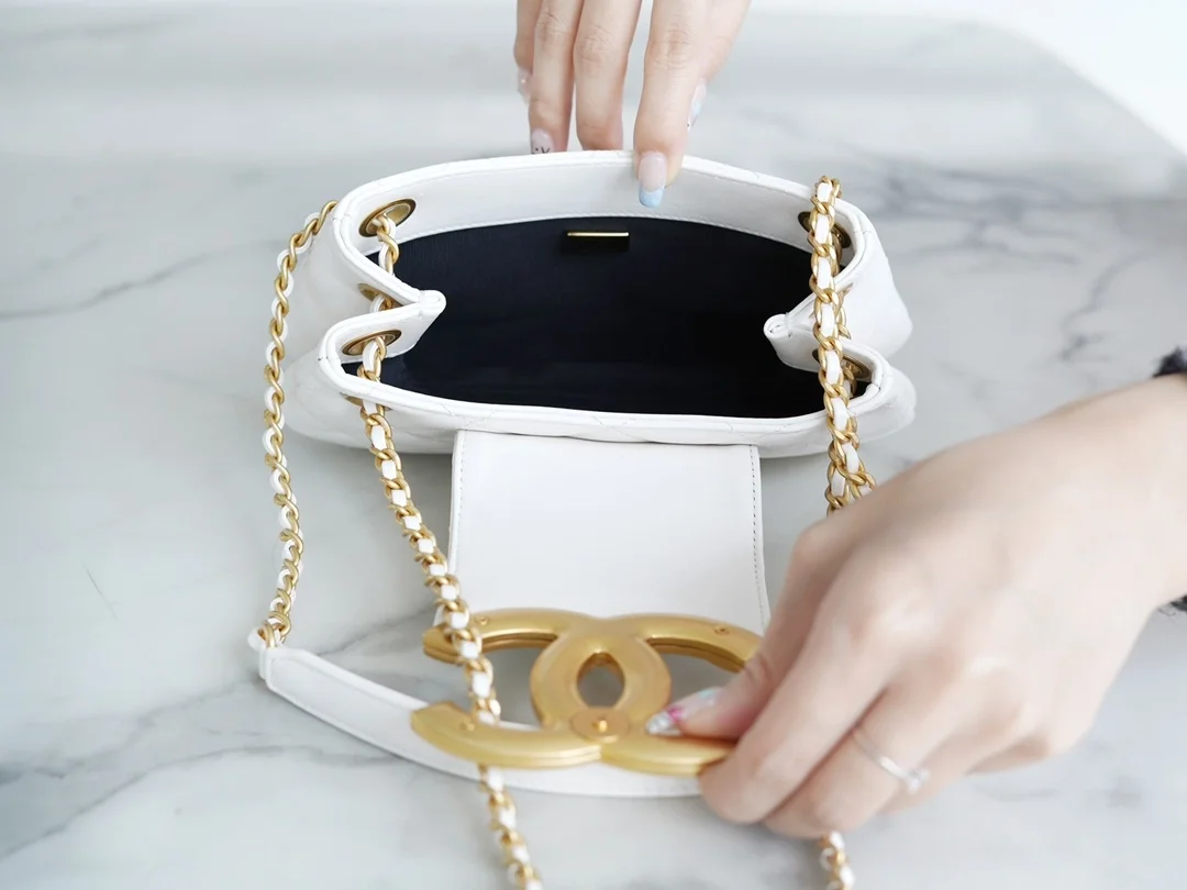 샤넬 24C 크루즈 메신저 백 스몰 빅로고 화이트