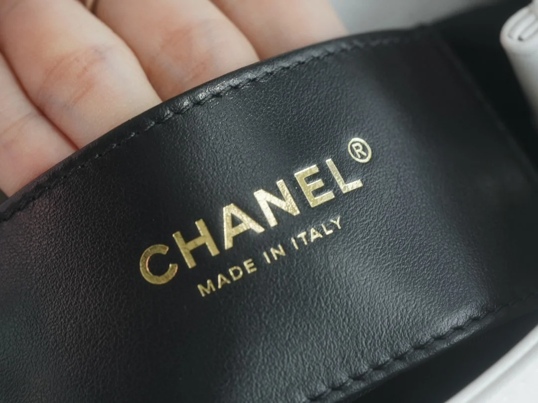 샤넬 24C 크루즈 메신저 백 스몰 빅로고 화이트