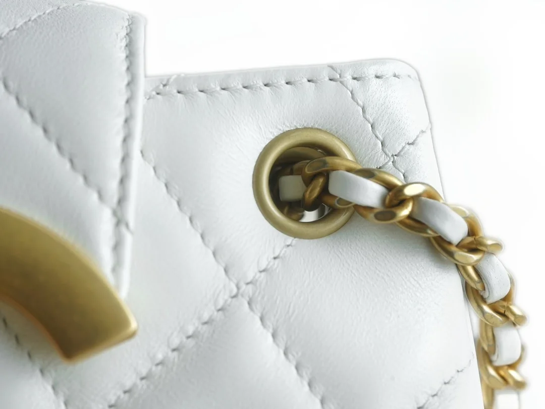 샤넬 24C 크루즈 메신저 백 스몰 빅로고 화이트