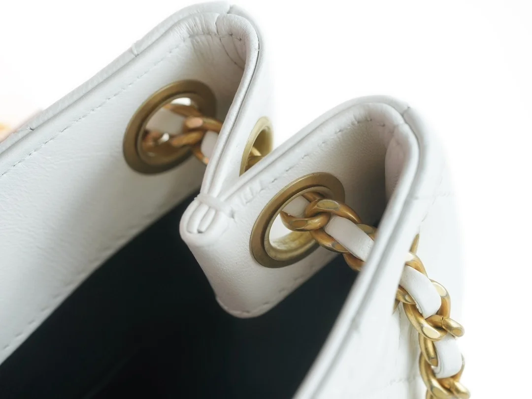 샤넬 24C 크루즈 메신저 백 스몰 빅로고 화이트