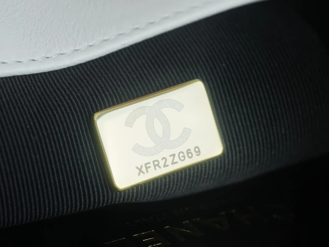 샤넬 24C 크루즈 메신저 백 스몰 빅로고 화이트