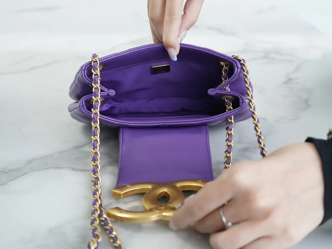 샤넬 24C 크루즈 메신저 백 스몰 빅로고 퍼플 AS4609