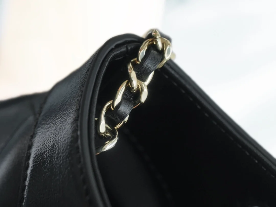 샤넬 24SS 31백 미니 체인 크로스 토트백 AP3656