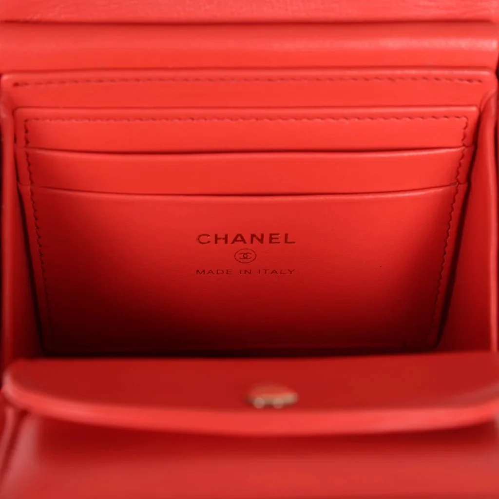 샤넬 24SS 진주 체인 미니백 램스킨 레드 AP4006