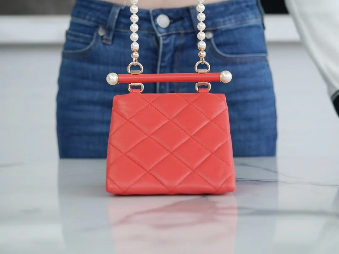 샤넬 24SS 진주 체인 미니백 램스킨 레드 AP4006