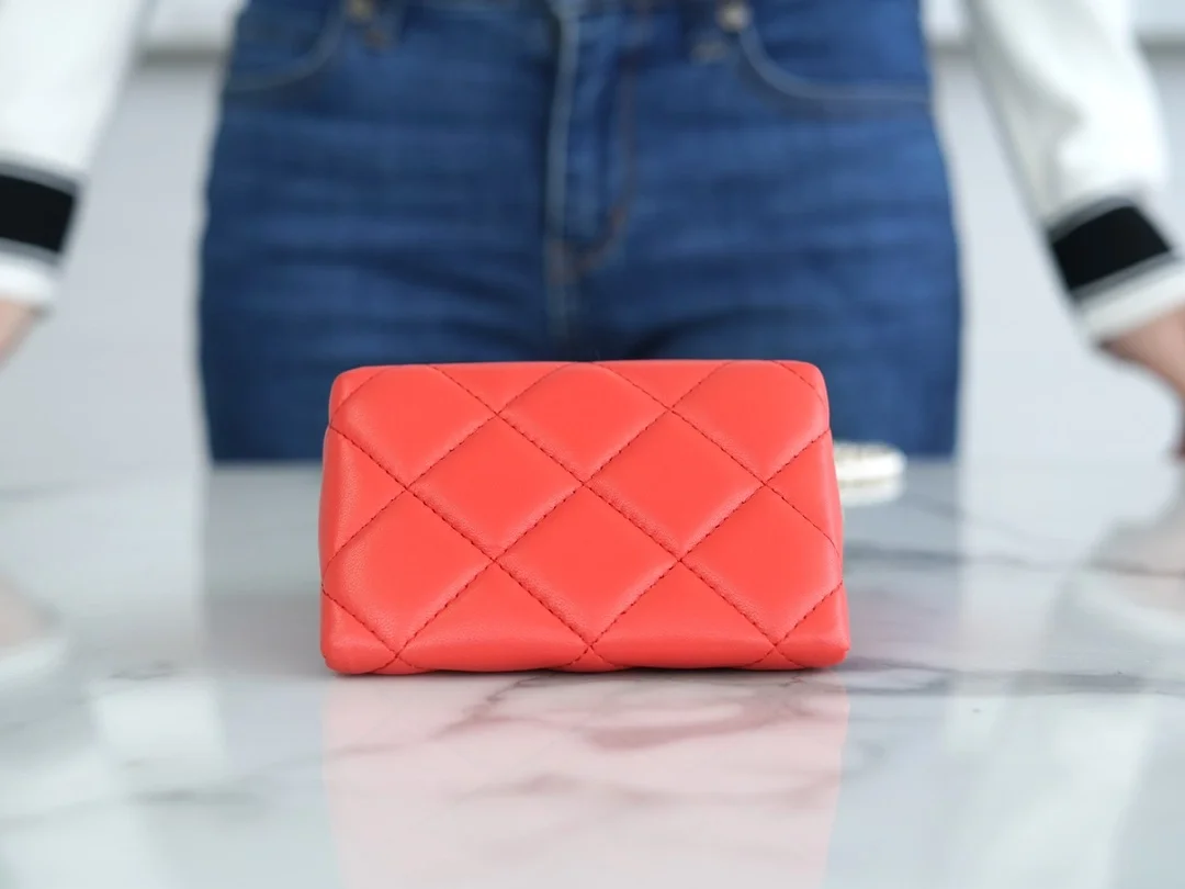 샤넬 24SS 진주 체인 미니백 램스킨 레드 AP4006